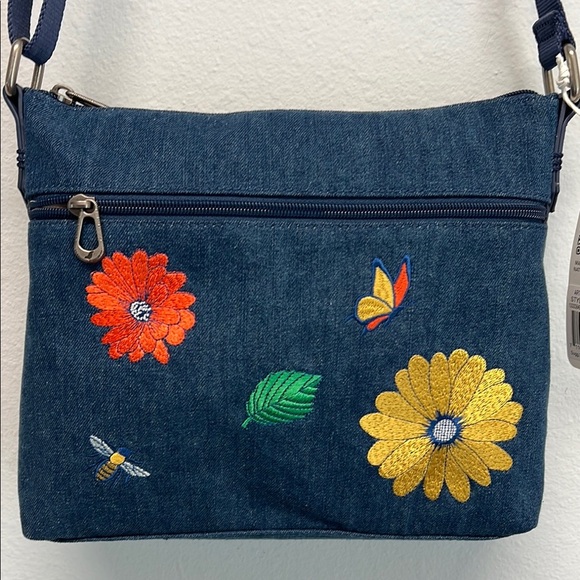 Sakroots Crossbody Bag with Floral Embroidery 🌼🍂🐝 - Picture 4 of 13
